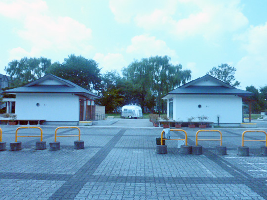 首都大学の敷地に全く同じ形の建物が２棟並べて建てられています